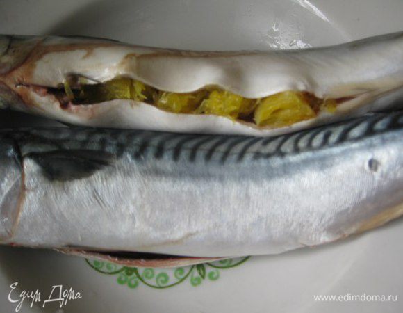 Во внутрь рыбы к имбирю выложить половины долек апельсинов. Оставить в холодном месте на пару часов.