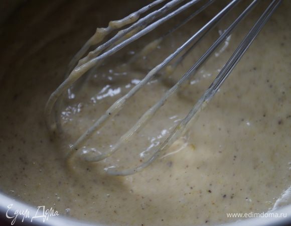 Добавить меренгу к остывшему фисташковому крему и хорошо перемешать.