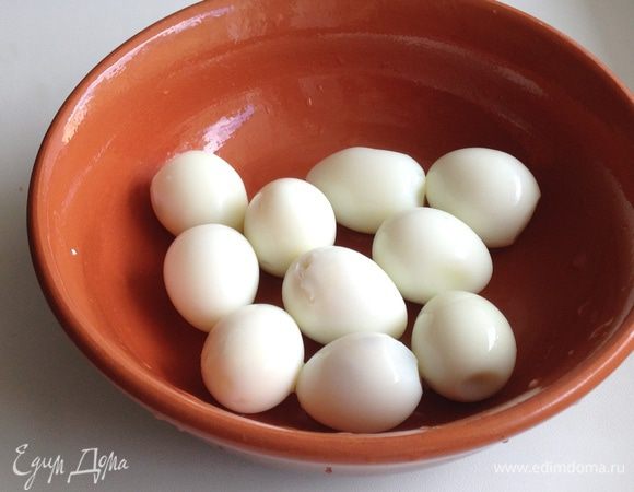 Отварить и почистить перепелиные яйца.