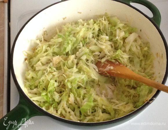 Молодую капусту тонко нашинковать и обжарить на оливковом масле до полуготовности.