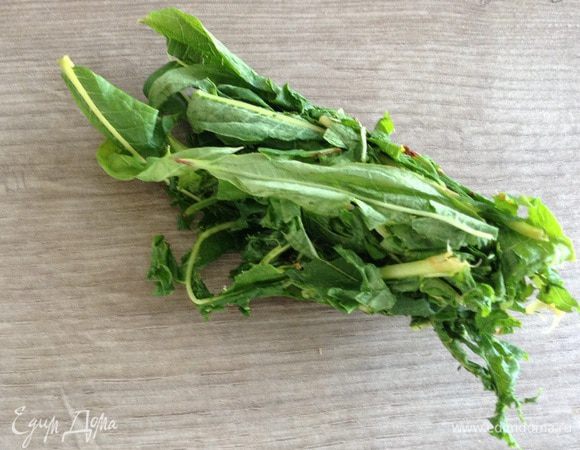 Взять горсть и скрутить между ладоней.