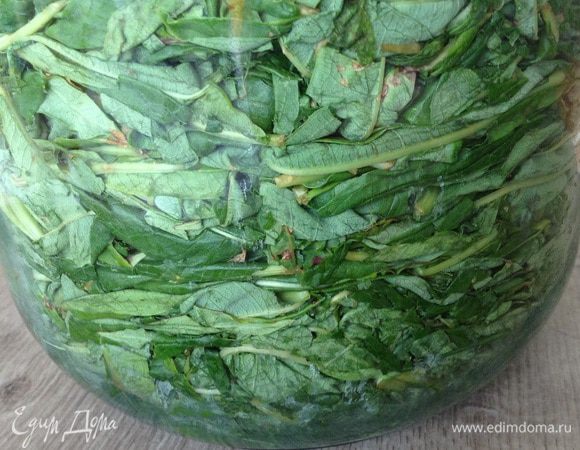 Плотно уложить в банку.