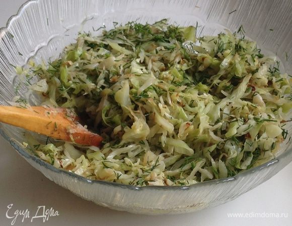 Переложить капусту в миску, посолить, добавить мелкорубленый укроп, перемешать.