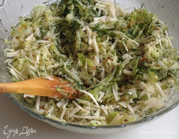 Капусту немного остудить и соединить с натертым на крупной терке сыром. Перемешать. Начинка готова. Отставим и ее в сторону и займемся тестом.