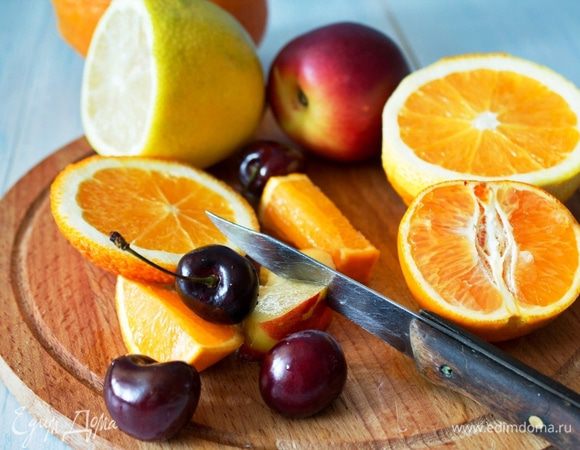 Фрукты помыть и порезать. Из одного апельсина выдавить сок.