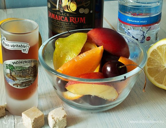 В мисочку положить сахар, фрукты и залить ромом и апельсиновым соком. Оставить на пару часов.