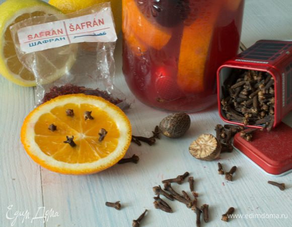 Фрукты с ромом и соком переложить в кувшин, Добавить гвоздику, тертый мускатный орех, шафран. Залить вином и газированной водой, перемешать и оставить настояться в холодильнике. 