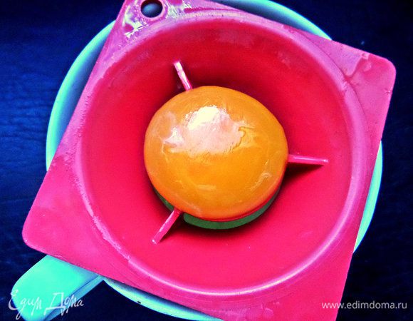 Отделить желтки от белков.