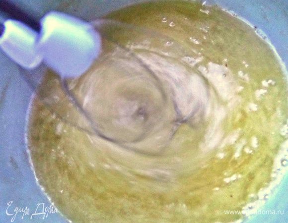 Белки взбить с мелким сахаром.