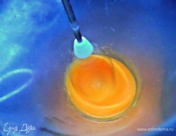 Желтки тоже немного взбить с ванилью.