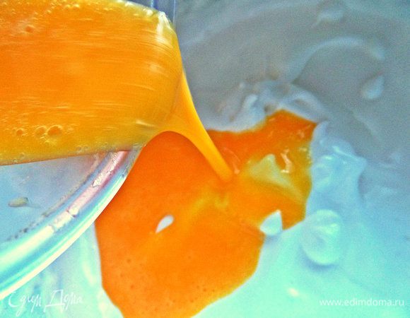 Вливаем желтки в белки.