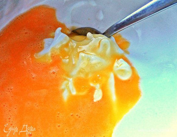 Осторожно перемешиваем.