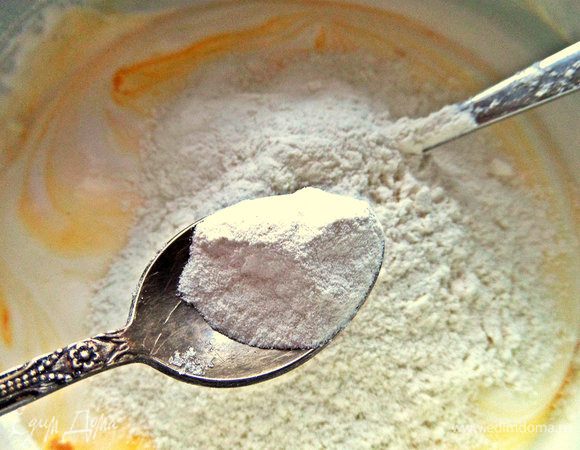 Добавим просеянную муку с разрыхлителем.