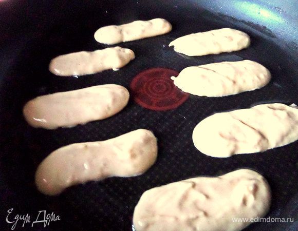 Смазываем кисточкой тефлоновую форму и наносим тесто в виде колбасок на расстоянии. Можно выдавить при помощи кондитерского мешочка.