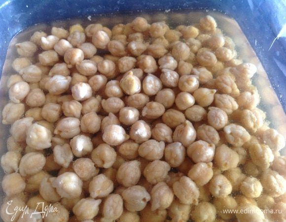 Нут нужно предварительно замочить, можно на ночь, а можно залить кипятком на 30 минут, поменяв при этом воду 2 раза.