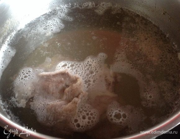 Баранину заливаем холодной водой и ставим варить бульон, как только вода закипит, снимите пенку, добавьте нут и варите на медленном огне около 2-х часов. 