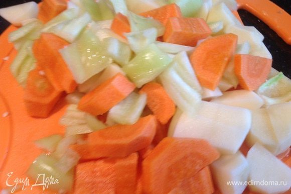 Морковь и картофель почистите, у болгарского перца удалите семена. Нарежьте овощи.