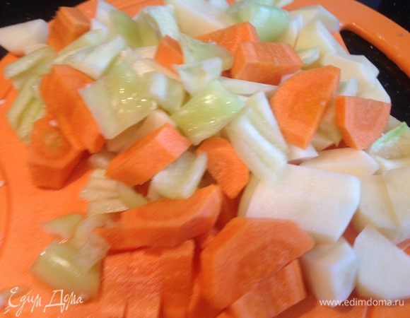 Морковь и картофель почистите, у болгарского перца удалите семена. Нарежьте овощи.