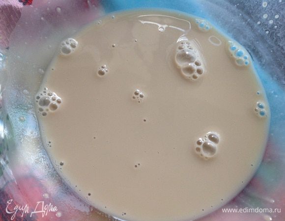 Растворите дрожжи в 3 ст.л. теплой воды, добавьте соль и сахар, оставьте на 5-7 минут.