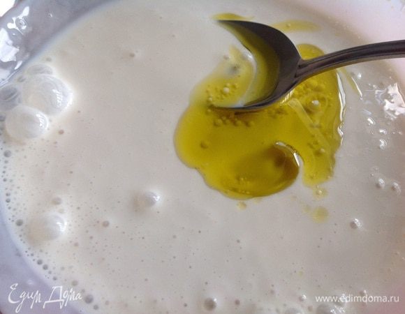 Смешайте с кефиром до растворения дрожжей, добавьте 1 ст.л. оливкового масла, размешайте.