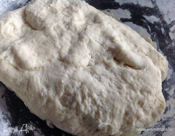 Добавьте просеянную муку и замесите тесто. Тесто должно быть слегка липким. Накройте тесто полотенцем и оставьте на 20 минут.