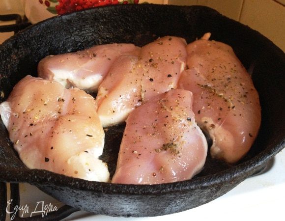 Куриное филе промыть, обсушить. Посолить. Поперчить. В сковороде разогреть оливковое масло и обжарить курицу по 8 минут с каждой стороны до готовности.