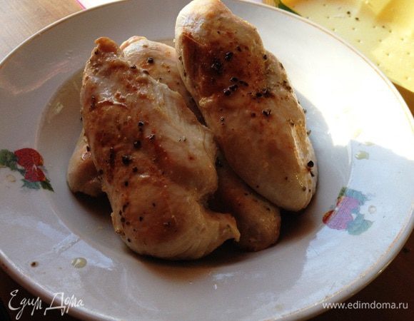 Куриное филе переложить на блюдо и накрыть крышкой.