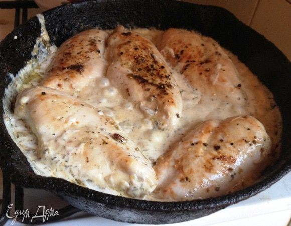 Соус приправить перцем. Положить куриные грудки в соус. Прогреть около 2 минут.