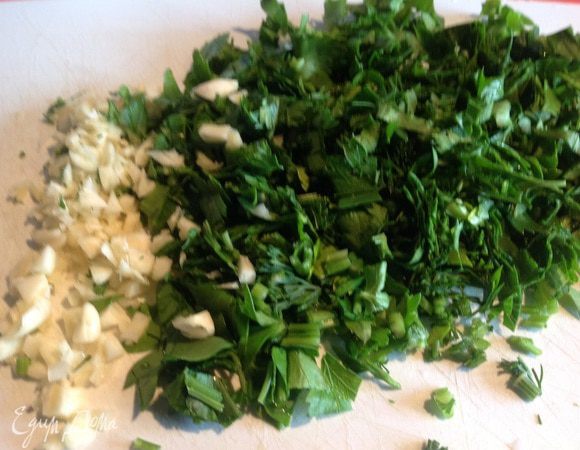 Для начинки зелень вымойте, обсушите бумажным полотенцем и мелко порубите (можно добавить чеснок, но это по-желанию). 