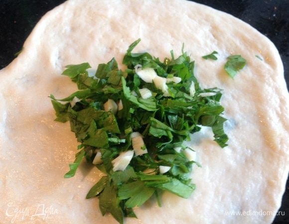 Выложите в центр 1 ч.л. начинки, приподнимите края теста и защипните по кругу, переложите швом вниз и осторожно раскатайте в круглые лепешки.