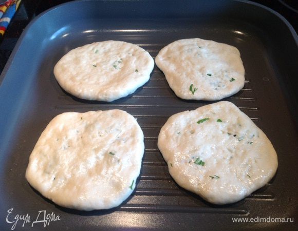 Готовьте на гриле до появления темных полосок, примерно по 3-4 минуты на каждой стороне.