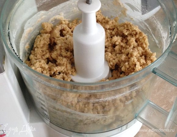 Смешать в чаше кухонного комбайна просеянную муку двух видов, соль, яйцо и сливочное масло. Прокрутить.