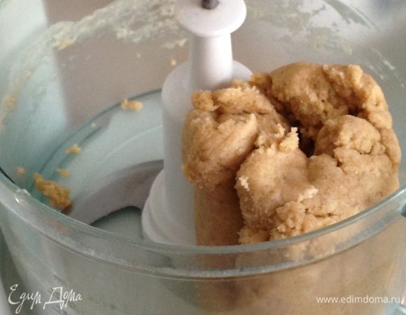 Продолжать вымешивать до получения комка. Если тесто не собирается в комок, то можно добавить 1-2 ст. л. холодной воды.