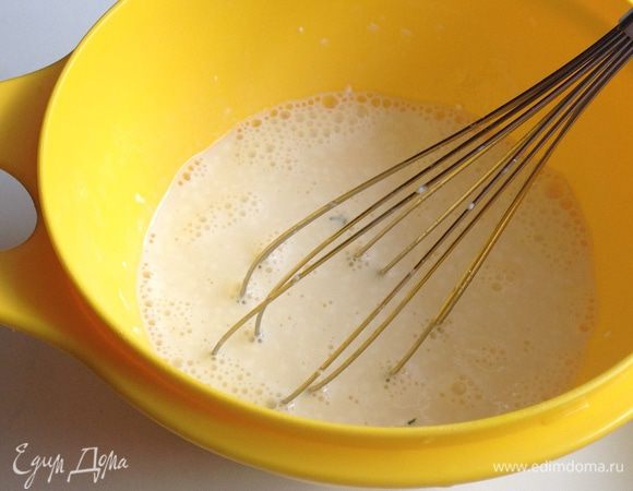 Приготовить заливку. Смешать в миске куриные яйца и сливки (вместо сливок можно взять сметану). Посолить и поперчить по вкусу. Хорошо перемешать венчиком.