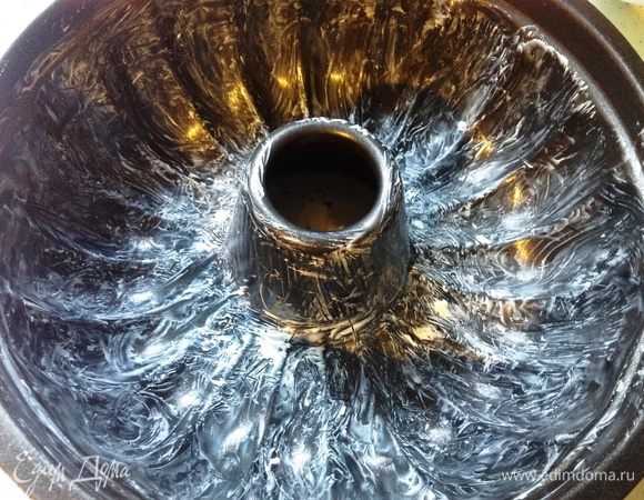 Форму для кекса смазать мягким маргарином. Это удобно делать с помощью кондитерской кисти.
