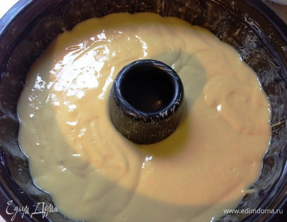 Аккуратно вылить в форму тесто, стараясь распределять равномерно.  Форму с тестом слегка встряхнуть и резко ударить дном об стол 2-3 раза. Это делается для того, чтобы вышел лишний воздух и  тесто равномерно "село" в форму. Таким образом, при выпечке кекс поднимется со всех сторон поверхности одинаково. Поставить в разогретую заранее духовку. Выпекать при температуре 170 градусов примерно 40 минут.