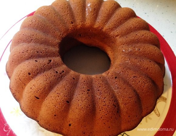 Готовый кекс вынуть из духовки. Через минут 10 извлечь из формы, резко перевернув на плоское широкое блюдо.
