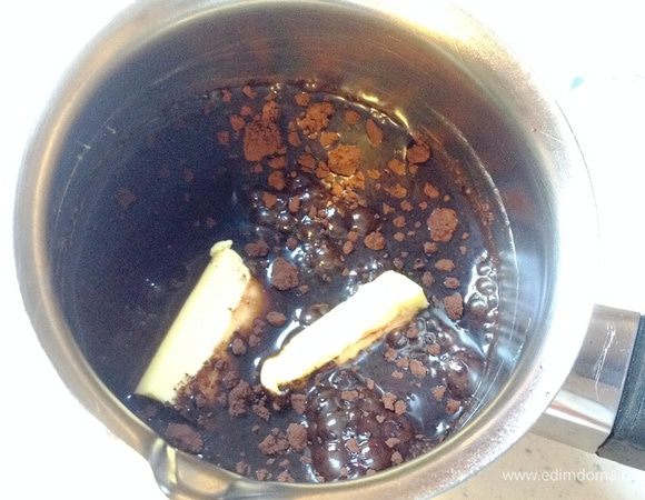 Этим временем сварим глазурь. Смешать все ингредиенты в маленькой огнеупорной посуде (например, в кофеварке).
