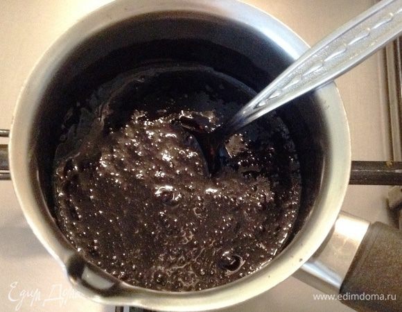 Поставить содержимое на маленький огонь и варить до растворения сахара.  Жидкость должна получиться немного густая, но не водянистая (примерно как кефир). Можно добавить немного воды, если покажется густой.
