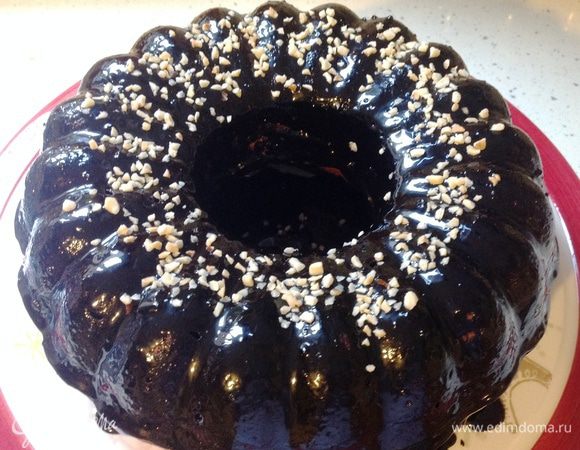Готовый кекс обмазать шоколадной глазурью с помощью кондитерской кисти. Посыпать колотым фундуком или любыми другими орехами. Если орехов не оказалось, то можно посыпать сверху сахарной пудрой, но сделать это только после того, как глазурь полностью затвердеет.
