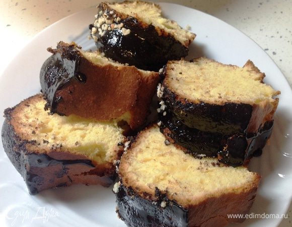 Нарезать кекс лучше после того, как он полностью остынет. 
