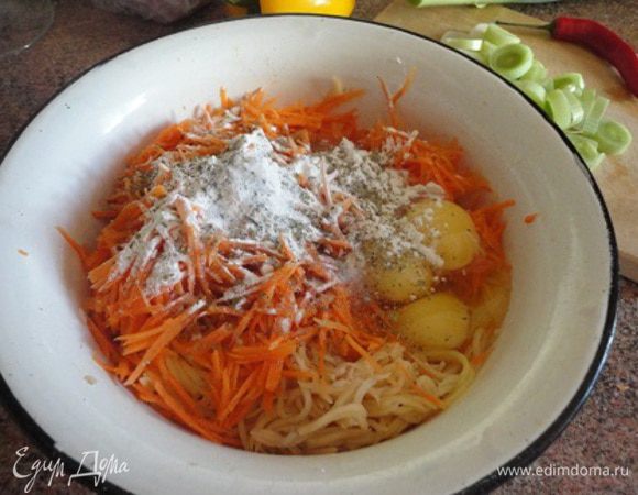 Картофель и морковь натереть на терке. Добавить яйца, муку, майоран, соль, можно черный душистый перчик по вкусу. Все смешать. Духовку включить на разогрев до 225 градусов.