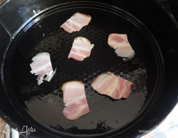 Разъемную форму диаметром 25-28 см смазать жиром и положить на дно 1/3 корейки, нарезанной ломтиками.