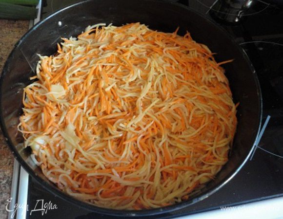 Картофельно-морковную массу выложить в форму и разровнять. Запекать в духовке 20 минут.