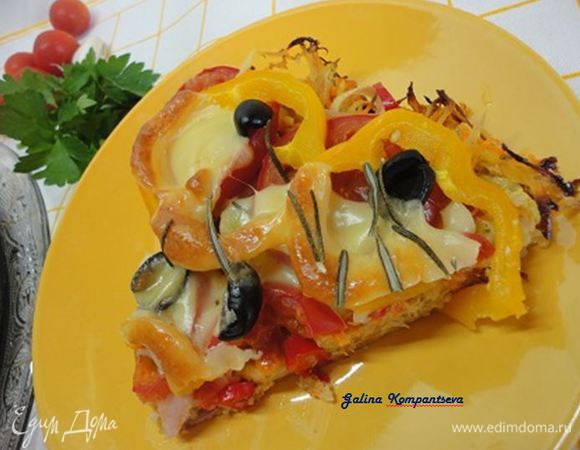 Все эти продукты распределить на запеченной картофельной массе. Посыпать пиццу розмарином и запекать еще 10 минут. Подавать, слегка остудив.