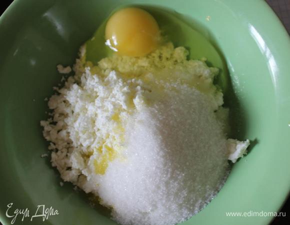 Поставить духовку на разогрев до 180 градусов.
Для теста тщательно размять творог с растительным маслом, сахаром и яйцом.
Муку с разрыхлителем и какао просеять и подмешать к творожной массе.