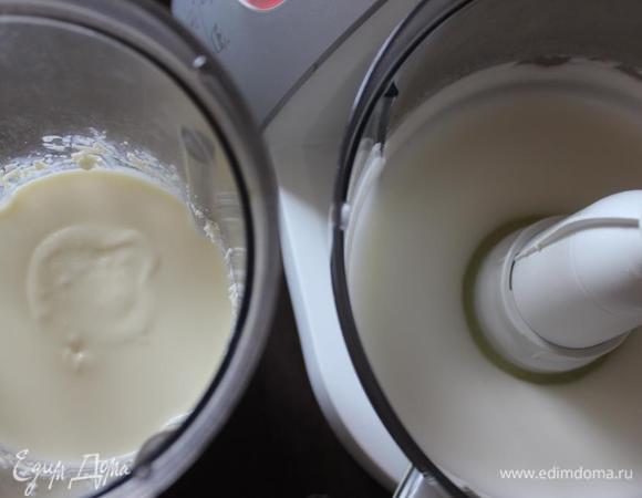 А пока заняться начинкой.
Белки отделить от желтков.
Творог, 1/2 банки сгущенки и желтки взбить до кремовой консистенции.
Белки со щепоткой соли до устойчивых пиков.
