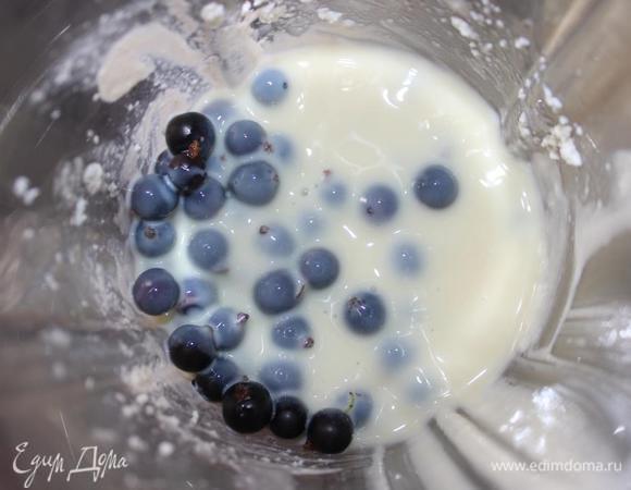 Мытые ягоды измельчить вместе с оставшейся 1/2 банки сгущенки.