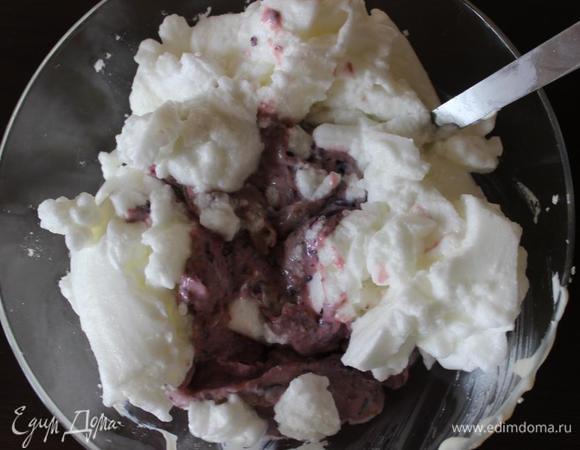 В получившееся ягодное пюре аккуратно вмешать взбитые белки до их равномерного распределения в смеси.