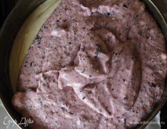 Вынуть корж из духовки, выложить на него творожную массу, равномерно распределяя ее по поверхности.
На нее также равномерно распределить ягодно-белковый слой.
